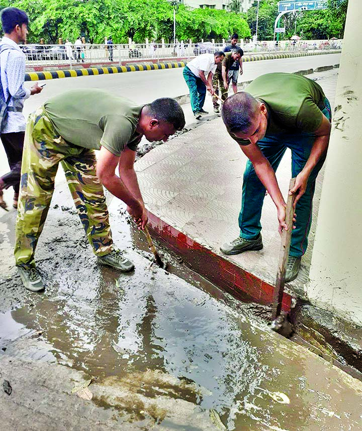 Army personnel conducting cleanliness drive at Dhaka Cantonment area on Wednesday amid a worst ever dengue outbreak in the city. ISPR photo