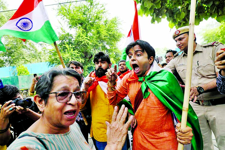 A woman, who was protesting against the scrapping of special constitutional status for Kashmir, argues with people who were celebrating the removal of the special status, during a gathering in New Delhi, India, August 7, 2019. Internet photo