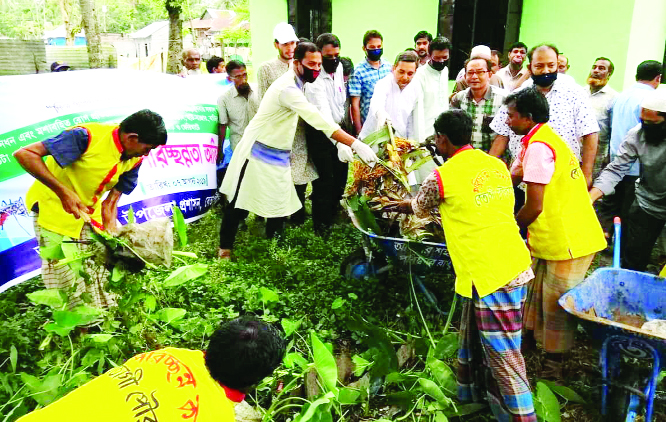 BETAGI (Barguna): Alhaj A B M Golum Kabir, Mayor, Betagi Pourashava led a cleanliness drive and mosquitoes elimination programme organised by Betagi Upazila Administration at Betagi on Wednesday.