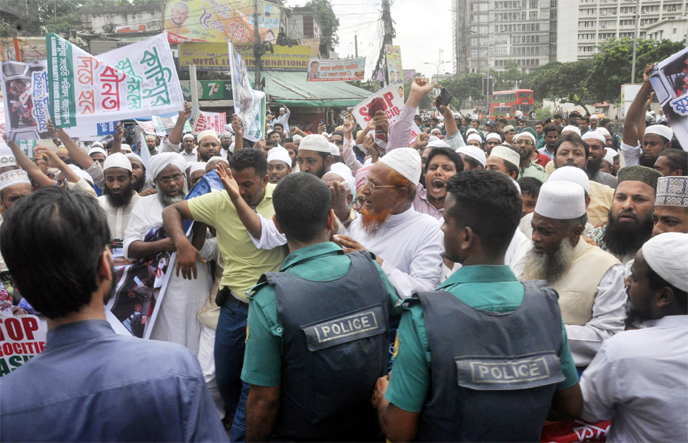 Law enforcers intercepted the procession brought out by different Islamic organisations in protest against killing of Muslims in Kashmir. The snap was taken from the city's Purana Palton intersection on Friday.