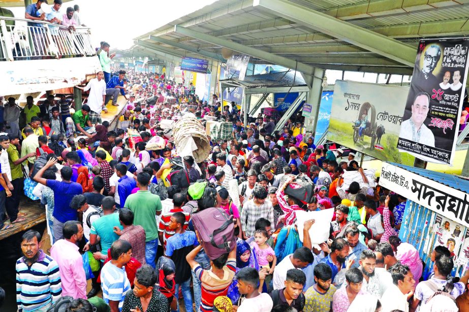 Thousands of Eid holidaymakers thronged the Sadarghat launch terminal to celebrate the Eid-ul-Azha with their relatives at village homes of Southern region on Friday.