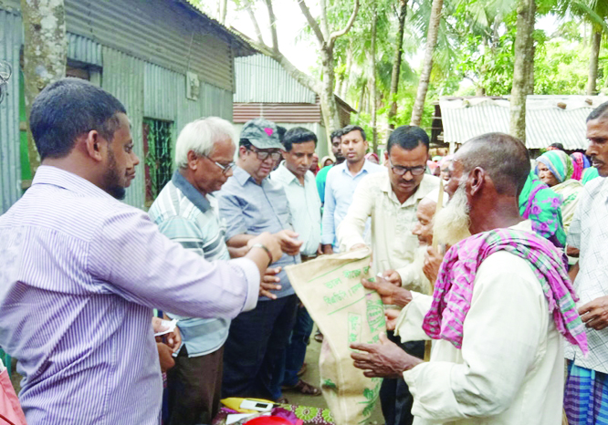 MELANDAH (Jamalpur): Bangladesh Samajtantrik Dal distributing relief goods among the flood victims at Melandah in Jamalpur yesterday .
