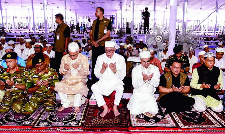 President Abdul Hamid along with Cabinet Members, Chief Justice , DSCC Mayor and high level government officials offering munajat after Eid-ul-Azha prayers on the National Eidgah premises on Monday.