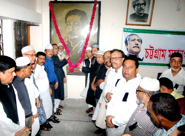 Chattogram City Awami League leaders and activists placing wreaths at the portrait of Bangabandhu Sheikh Mujibur Rahman marking the National Mourning Day on Thursday.