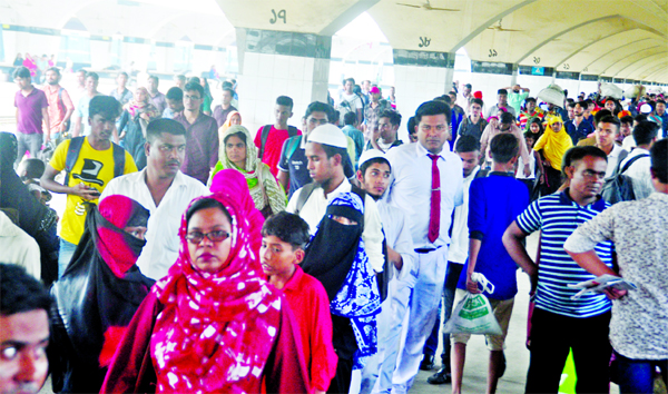 People continue to return to the city after celebrating Eid-ul-Azha with their loved ones. This photo was taken from Kamalapur Railway Station on Friday.
