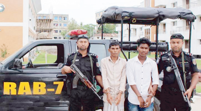Forces of Rapid Action Battalion-7 detained two Yaba traffickers from Chatori Chowmuhani area under Anowara Upazila on Friday evening.