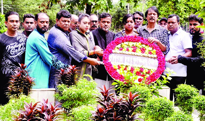 Bangabandu Sangskritik Jote paid tributes to Poet Shamsur Rahman by placing floral wreaths at his grave in the city's Banani on Saturday marking the 13th death anniversary of the poet.