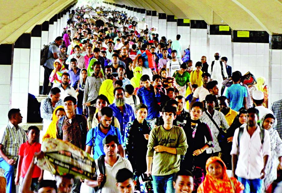Hundreds of holidaymakers along with their family members seen returning to the capital after celebrating Eid-ul-Azha to join their offices today. This photo was taken on Saturday.
