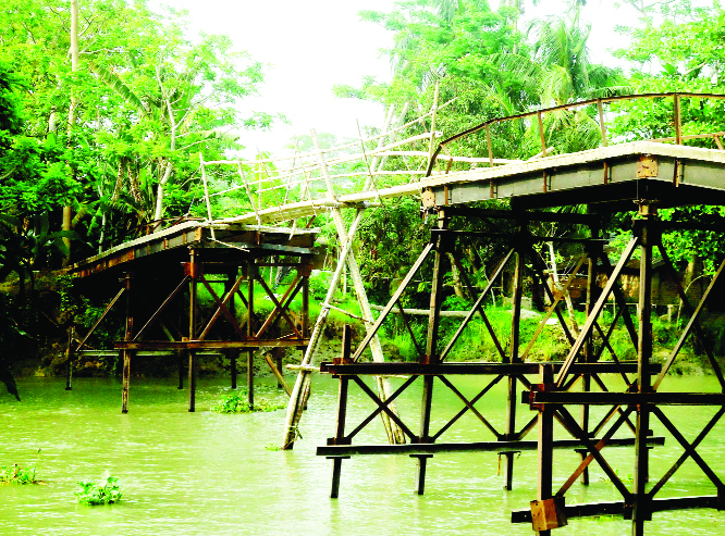 BANARIPARA (Braishal): The broken Hachharir Bridge under Udaykathai Union has turned into a death trap. This photo was taken yesterday.