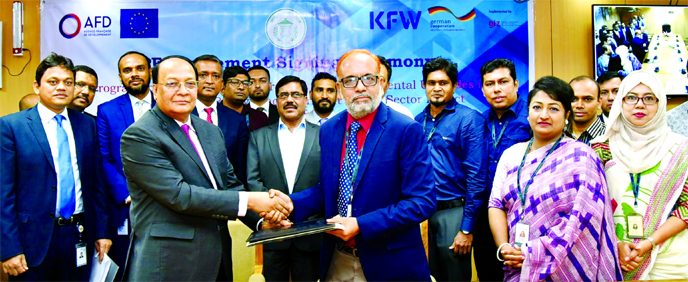 M. Kamal Hossain, Managing Director of Southeast Bank Limited (SEBL) and Md Abdul Mannan, General Manager of Bangladesh Bank (BB), exchanging an agreement signing document at BB's head office in the city recently. Under the deal, SEBL will be able to fin