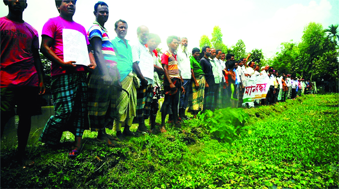 SUNDARGANJ (Gaibandha): A human chain was formed by inhabitants of Sundarganj Upazila demanding steps to mitigate sufferings of water-logging of Pashim Kaldoba canal on Sunday.