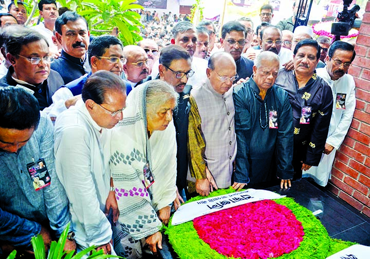 General Secretary of Awami League and Road Transport and Bridges Minister Obaidul Quader along with party colleagues placing floral wreaths at the altar in the city's Bangabandhu Avenue on Wednesday in memory of those who were killed in August 21 grenade