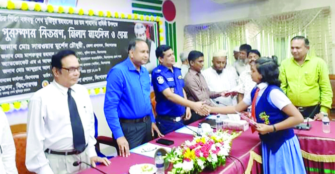 KISHOREGANJ: Islamic Foundation Bangladesh and Kishoreganj district administration jointly arranged a prize distribution programme among the students on Wednesday at Collectorate Conference Hall marking the National Mourning Day