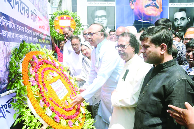 RAJSHAHI: Leaders of Bangladesh Awami League and its front organisations placing wreaths at the portraits of leaders and workers of AL including Ivy Rahman at Swadhinota Crossing on Wednesday. who were killed on August 21 grenade attack.