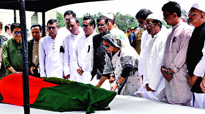 Awami League President and Prime Minister Sheikh Hasina along with party colleagues paid tributes to Freedom Fighter, former Parliament Member and Adviser to Mujib Nagar Government Prof Muzaffar Ahmed by placing wreaths on his coffin at the South Plaza of