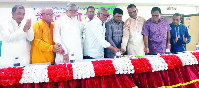 KULAURA (Moulvibazar) : AKM Shafi Ahmed Solman, Chairman, Kulaura Upazila Parishad cutting cake marking the inauguration of new online news portal www. Usharbani. com at Kulaura Municipality recently . Among others, Muhammed Motaher Hussain, Editor