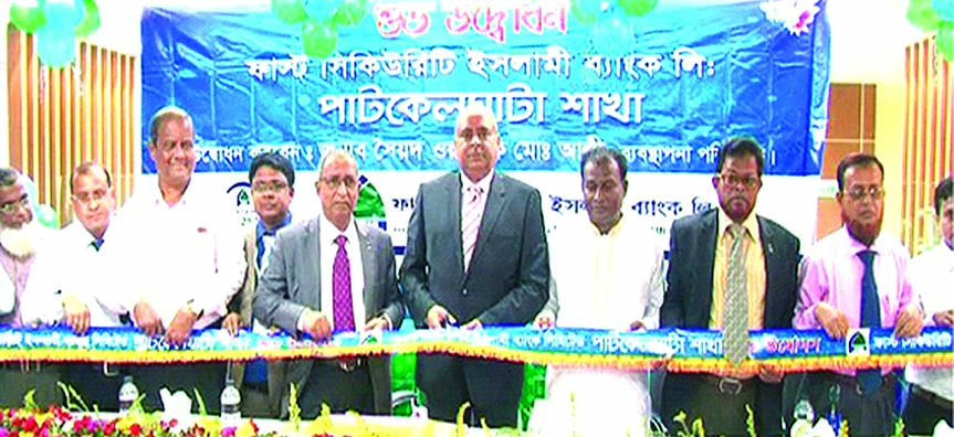 Syed Waseque Md Ali, Managing Director of First Security Islami Bank Limited, inaugurating its Patkelghata Branch in Satkhira on Tuesday. Md. Abdur Rashid, Khulna Zonal Head, S M Nazrul Islam, Head of General Services Division of the bank and local elites