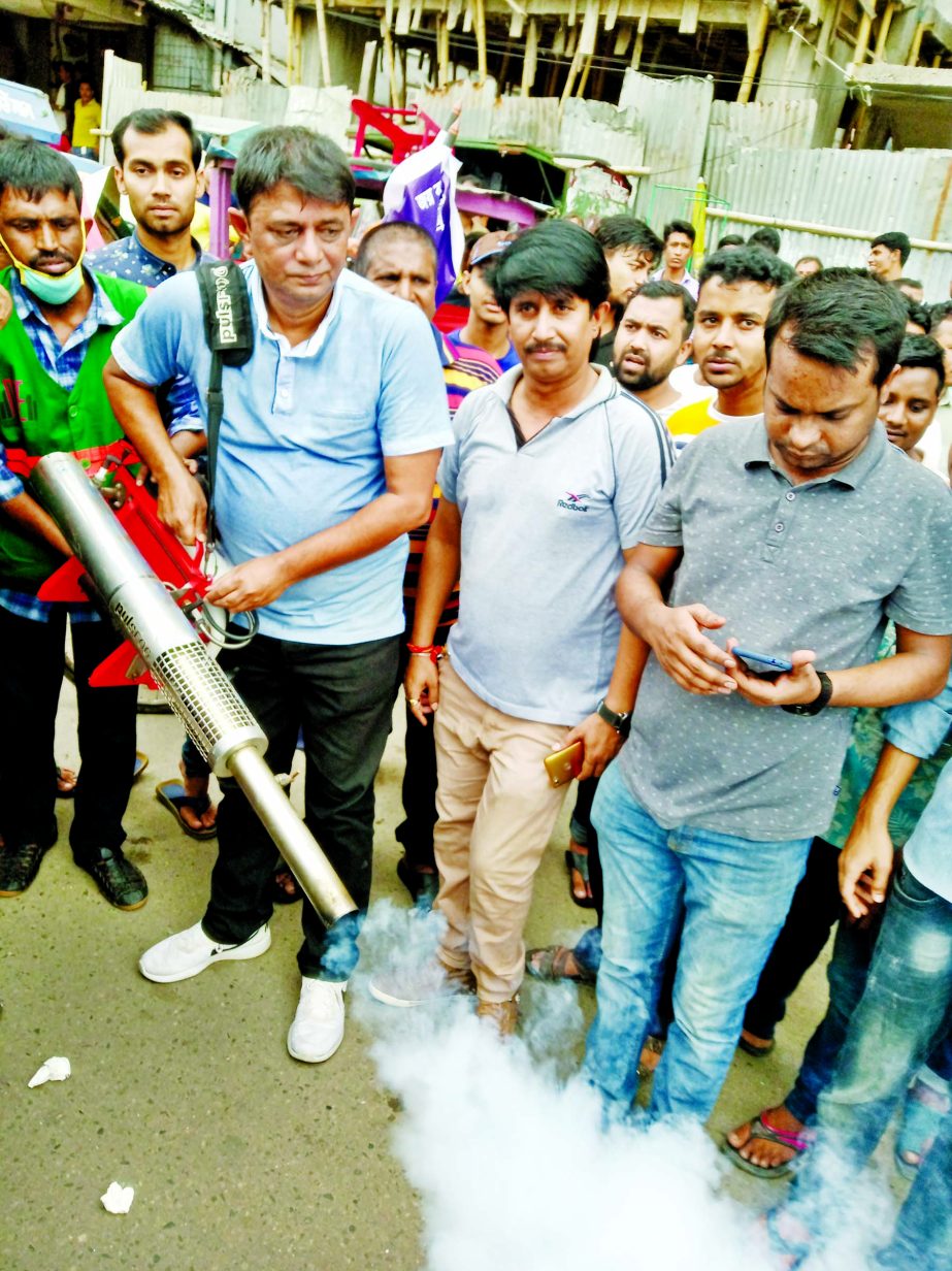 Leaders and activists of Ward No 16 Awami League launched an anti-dengue drive at different areas of Ibrahimpur and Kafrul areas in the city on Wednesday. Bangladesh Awami Swechchhasebak League central Joint Secretary Gazi Misbaul Hossain Sachchu was pre