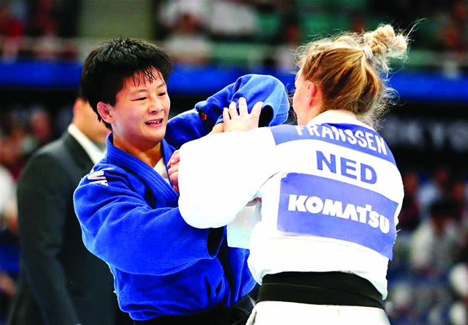 Yang Junxia (right) of China and Han Hee Ju of South Korea compete in the 1st round match of women's 63 kg category at the 2019 World Judo Championships in Tokyo, Japan on Wednesday.