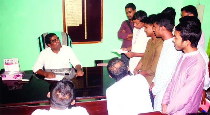 ISLAMIC UNIVERSITY (IU): Progressive Students Alliance's affiliated with socialist students front of Bangladesh Chhatra Moitri, Islamic University Unit submitting memorandum to press home 9 - point demands to Transport Administrator of the University