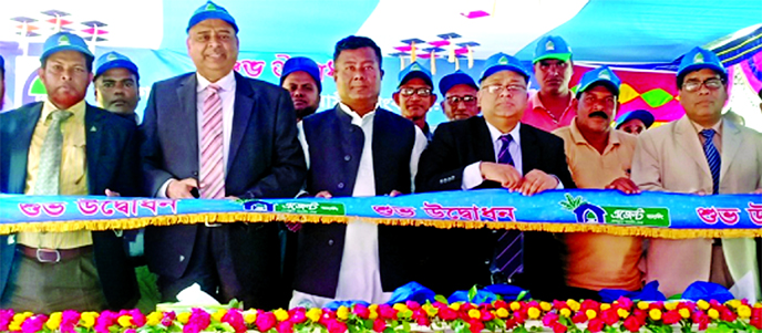 Syed Waseque Md. Ali, Managing Director of First Security Islami Bank Ltd, inaugurating an agent banking outlet of the bank at Solua Bazar under Chowgacha Upazila of Jashore on Tuesday. Md Abdur Rashid, Khulna Zonal Head, S M Nazrul Islam, Head of General