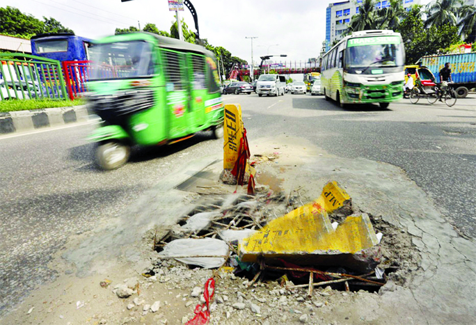 A broken manhole remains uncovered for days on the busy Mirpur Road near Asad Gate in Dhaka. But authorities concerned did not take the issue posing serious threat to incidents in the future. This photo was taken on Wednesday.