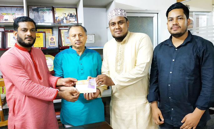 Leaders of Hijri New Year Udjapan Parishad handing over invitation letter of 1441 Hijri New Year to Chattogram Chamber President Mahbubul Alam at latter's office chamber yesterday.