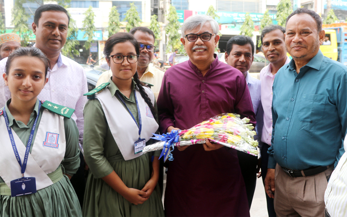 Students of the Milestone College welcome noted columnist Anisul Haque at a debate workshop concluded at the college premises on Thursday.