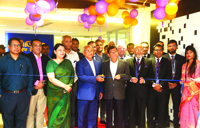 Md. Shafiqur Rahman Patwari, Chairman of Insurance Development Regulatory Authority (IDRA), inaugurating the corporate head office of Guardian Life Insurance at city's Police Plaza Concord- Tower 2 of Gulshan Avenue on Tuesday as chief guest. Gokul Chand