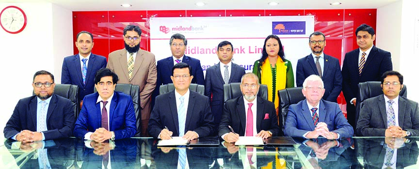 Md Ahsan-uz Zaman, Managing Director of Midland Bank Ltd and M M Monirul Alam, Managing Director of Guardian Life Insurance Ltd (GLIL), signing an agreement in presence of David James Howard Griffiths, Director of GLIL at the bank's Board Room at Gulshan