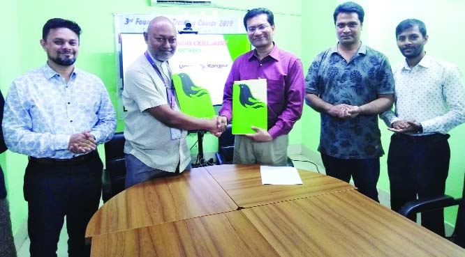 RANGPUR: Prof Dr Nazmul Ahsan Kalimullah, VC, Begum Rokeya University (BRUR) and Anir Chowdhury, Policy Adviser of a2i exchanging documents of a Memorandum of Understanding (MoU) between Dr Wazed Research and Training Institute of BRUR and a2i at C