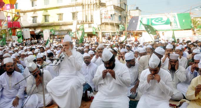 Maulana Sayed Mujibul Bashar Al-Hasani Al- Maizbhandari offering Munajat at the Annual Urs at Bhandari Sharif on Friday.