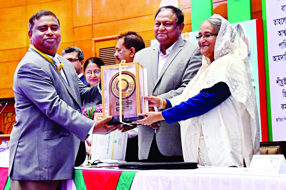 Sk Momin Uddin, Managing Director , SAF Industries Ltd , a sister concern of Akij Group receiving award for his outstanding contributions in exporting leather for the year 2016-2017 from the Prime Minister Sheikh Hasina at Bangabandhu International Confer