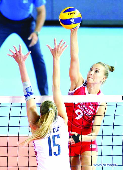 Meliha Ismailoglu (right) of Turkey competes during the final match between Turkey and Croatia at the 2019 Women's Volleyball European Championship in Ankara, Turkey on Sunday.