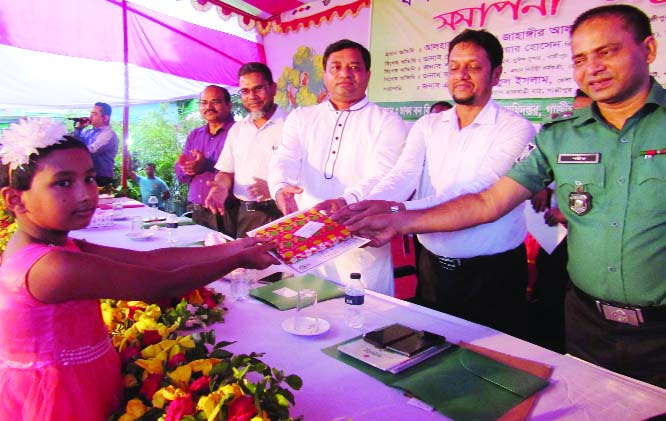 GAZIPUR: Adv Md Jahangair Alam, Mayor, Gazipur City Corporation distributing prizes among students at the concluding programme of Tree Fair as Chief Guest on Thursday. S M Torikul Islam, DC, Gazipur presided over the meeting.