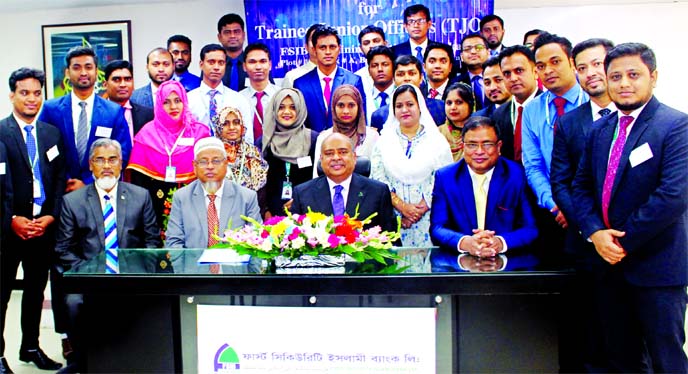 Syed Waseque Md Ali, Managing Director of First Security Islami Bank Ltd, poses along with participants at the bank's 48th Foundation Course of Trainee Junior Officers at training institute in the city on Sunday. Institute's Principal Md Ataur Rahman, F