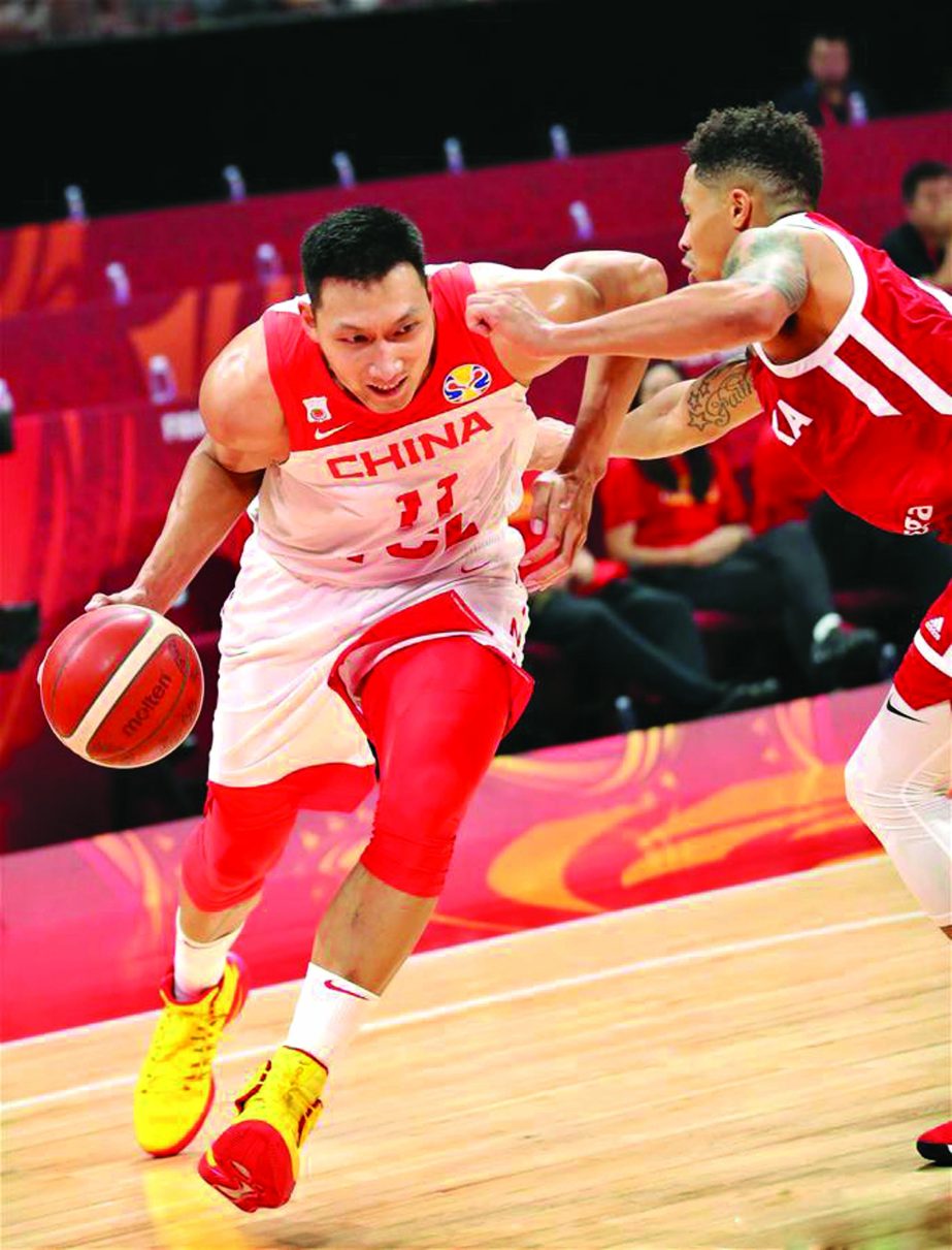 Yi Jianlian (left) of China breaks through during the group A match between China and Poland at the 2019 FIBA World Cup in Beijing, capital of China on Monday.