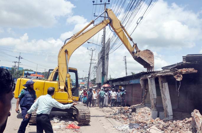 CDA authority conducting an evicting drive against illegal constructions at Cornelhat Kancha Bazar yesterday.