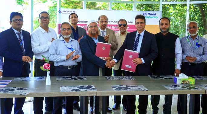 Mominul Haque Majumder, Treasurer, Daffodil International University and Md. Jalalul Azim, Managing Director and Chief Executive Officer of Pragati Life Insurance Ltd exchanging the MoU documents on insurance coverage in a formal ceremony held at the perm