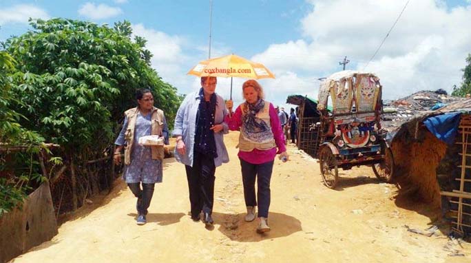Australian Foreign Minister Maris Paine visiting Rohingya camps in Ukhiya on Wednesday.