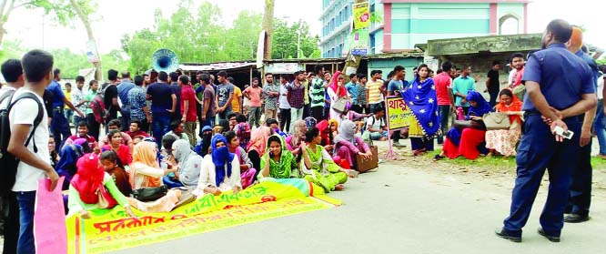 GANGACHARA (Rangpur): Students of Gangachara Government College blockaded Gangachara - Rangpur Road demanding reduction of college fees on Monday.