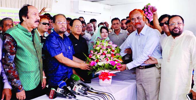 Veteran politician of Cumilla Yar Ahmed Selim joined Jatiya Party by presenting bouquet to the party Chairman GM Kader at the party office in the city's Banani on Saturday.