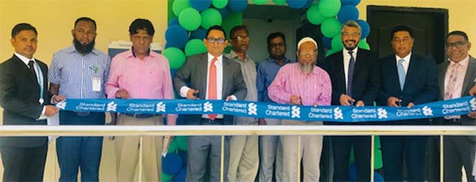 Apurva Jain, Head of Transaction Banking and Khaled Aziz, Chief Operating Officer of Standard Chartered Bangladesh along with Md Abdul Alim, General Manager of Ishwardi Export Processing Zone (IEPZ), inaugurating a Business Development Office of the bank