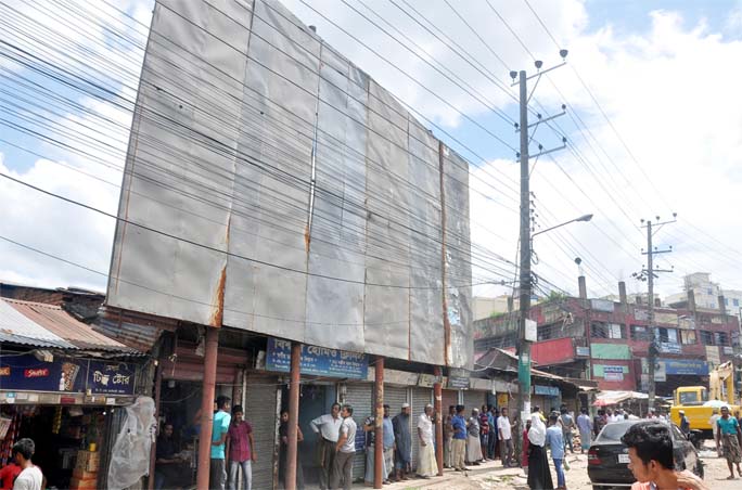 Influentials trying to set billboards illegally evicted by CCC mobile court earlier at Colonolhat area in Port City yesterday.