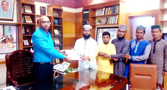 Leaders of Bangladesh Islami Chhatra Sena, Bhujpur Thana Unit handing over a memorandum to Prime Minister through Md Elish Hossain , DC, Chattogram recently.