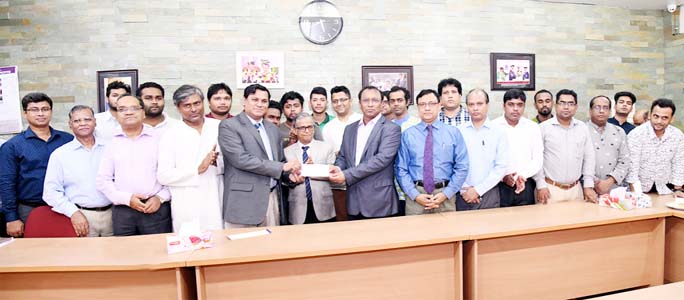 Provost of DU Bijoy Ekattor Hall Prof Dr AJM Shafiul Alam Bhuiyan hands over a cheque for Tk 80 lac to DU Treasurer Prof Dr Md. Kamal Uddin at a function held on Sunday at the VC office to establish 'Bijoy Ekattor Hall Trust Fund'. DU VC Prof Dr Md. Akh