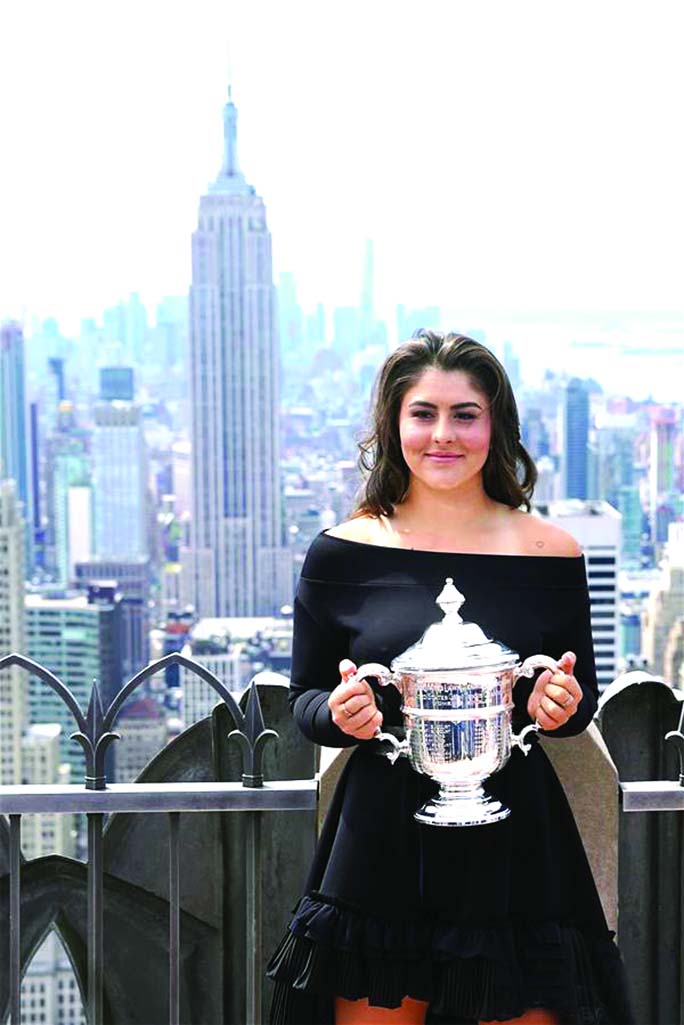 US Open winner Bianca Andreescu poses with her trophy at the Top of the Rock in Rockefeller Center in New York, the United States on Sunday.