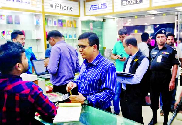 RAB mobile court led by a Magistrate conducted a drive against unauthorised mobile phone at Bashundhara Shopping Mall in the capital on Monday. About 68 different companies' illegal mobile phones were seized worth Taka 25 lakh.