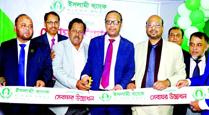 Md. Mahbub ul Alam, CEO of Islami Bank Bangladesh Limited, inaugurating its Seba Ghar with CRM facilities at city's Chawk Bazar area on Sunday. Abu Reza Md. Yeahia, DMD, Mohammed Younus, Managing Director of Younus Group and Abul Faiz Muhammad Kamaluddin