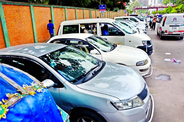 Cars are being parked illegally in front of Notre Dame College blocking almost half the busy Arambagh-Fakirapool in the capital, but the traffic police seem to fight shy of taking stringent actions against the unlawful parking leaving hardly enough room f